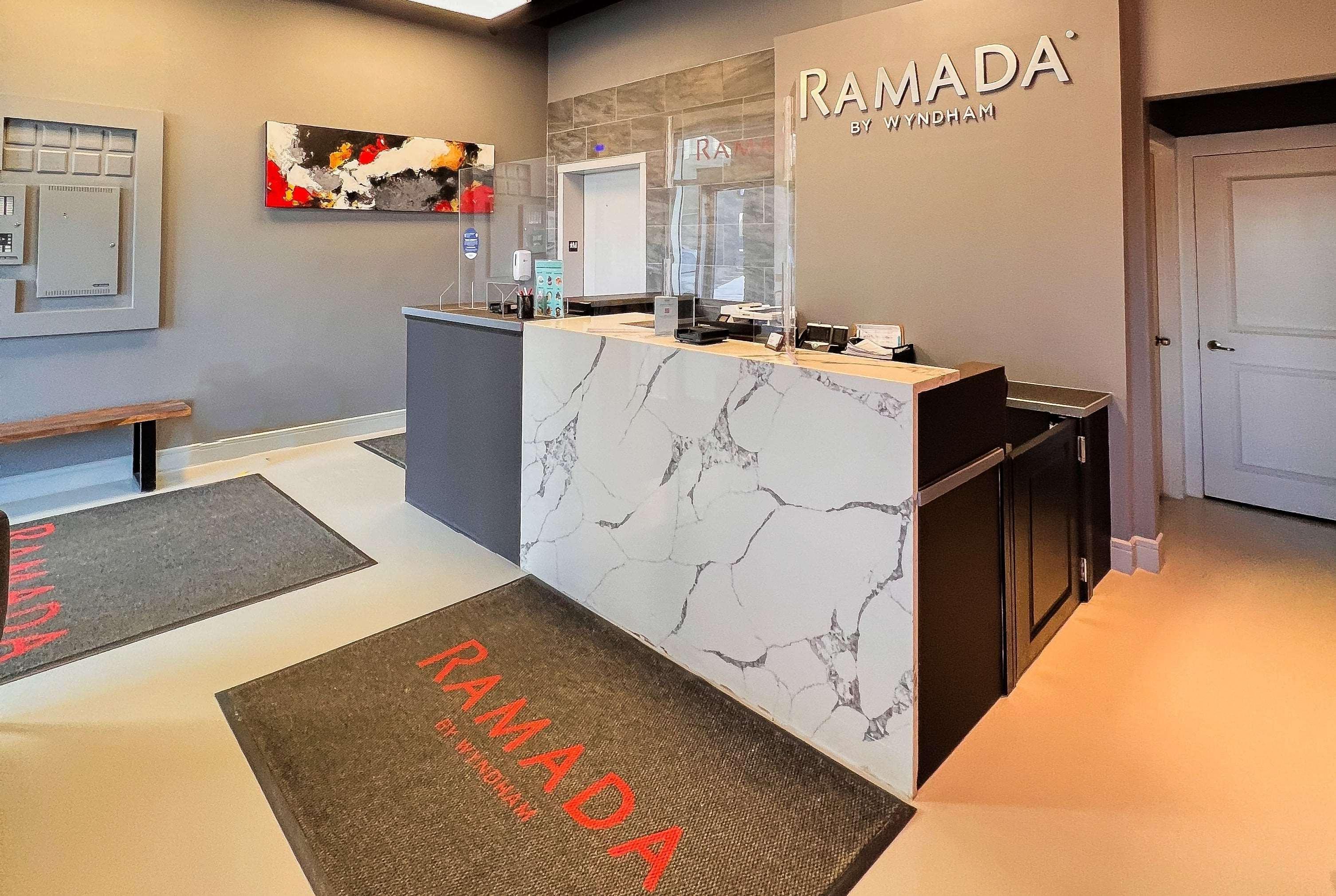 Ramada By Wyndham Форт Макмъри Екстериор снимка